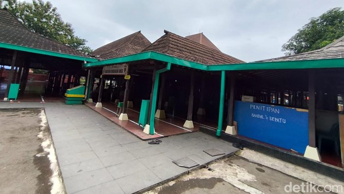 Suasana bagian luar dan bagian dalam Masjid Sang Cipta Rasa Cirebon