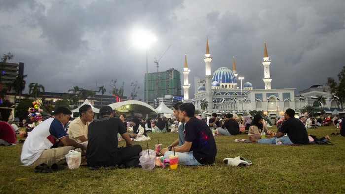 Warga Kuantan menanti buka puasa di Padang MBK 1, Kuantan, Pahang, Malaysia, Selasa (18/3/2025). Warga Kuantan memanfaatkan libur memperingati Nuzulul Quran dengan berkumpul menanti waktu berbuka di Padang MBK 1. ANTARA FOTO/Virna Puspa Setyorini/foc.
