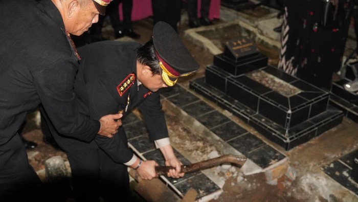 Suasana pemakaman Aipda (Anumerta ) Petrus yang gugur setelah ditembak oknum TNI saat pengerebekan judi sabung ayam