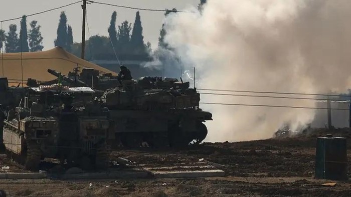 An Israeli soldier sits on top of a tank at a camp, amid the ongoing conflict between Israel and Hamas, near the Israel-Gaza border, in Israel, January 12, 2025. (File photo: Reuters)