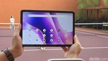 Tecno MegaPad 11 mengusung layar IPS LCD berukuran 11 inch dengan resolusi Full HD Plus (1920 x 1200 piksel). Layar ini mendukung refresh rate 90 Hz, memberikan pengalaman visual yang mulus saat scrolling, menonton video, atau bermain game. Dengan tingkat kecerahan mencapai 440 nits, tablet ini cukup nyaman digunakan di dalam ruangan, meski bezel layarnya terbilang agak tebal di keempat sisi. Foto: Adi Fida Rahman/detikINET