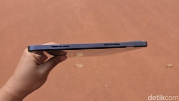 Dari sisi audio, tablet ini dilengkapi empat speaker dengan teknologi Dolby Atmos, menghadirkan suara jernih dan imersif Foto: Adi Fida Rahman/detikINET
