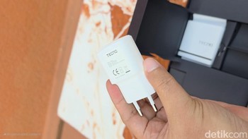 Dalam paket penjualan diberikan adaptor 18W untuk mengisi baterai berkapasitas 8.000 mAh. Foto: Adi Fida Rahman/detikINET