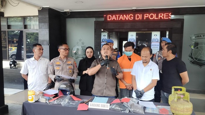 Tersangka Adi Prayoga saat dihadirkan dalam jumpa pers di Polresta Malang