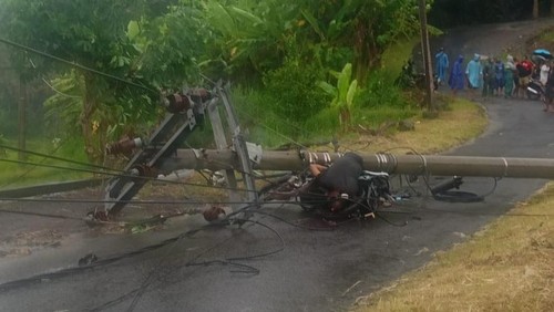 Tiang listrik roboh menimpa pegawai kontrak DLH Karangasem yang tengah mengendarai motor, Rabu (19/3/2025). (Istimewa)