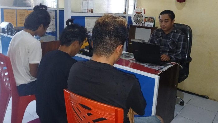 Tiga pria diduga pengedar narkoba ditangkap di Kabupaten Bulukumba.