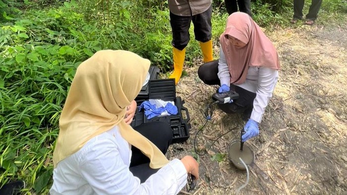Tim DLHBojonegoro cek sampel air bergelembung