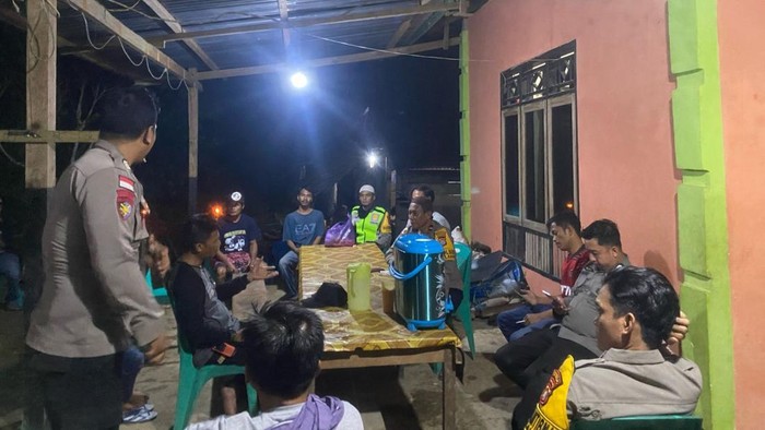 Tim SAR bersama warga melakukan pencarian lansia hilang di Mamasa.