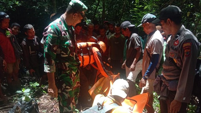 Tim SAR gabungan evakuasi jasad pemuda yang tewas tergelincir saat mencari ikan di air terjun Desa Mbakung, Kecamatan Macam Pacar, Manggarai Barat, NTT, Rabu (19/3/2025). (Foto: Dok. Basarnas Maumere)