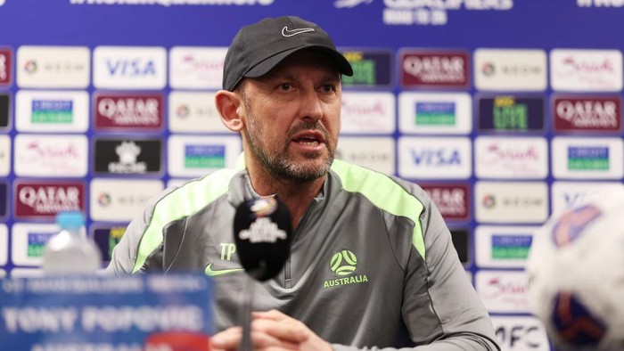 SYDNEY, AUSTRALIA - MARCH 19:  Socceroos head coach Tony Popovic speaks to the media during a Socceroos training session at Sydney Football Stadium on March 19, 2025 in Sydney, Australia. (Photo by Matt King/Getty Images)