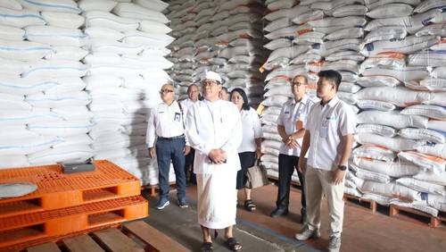 TPID Kota Denpasar memantau stok beras di gudang Bulog, Sempidi, Badung, Rabu (19/3/2025).