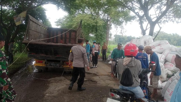 Truk terguling di Pati.