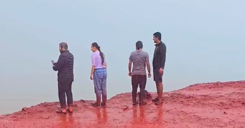 Turis menyaksikan laut berubah menjadi merah di Pulau Hormuz, Iran. (Tangkapan Layar Instagram/hormoz_omid)