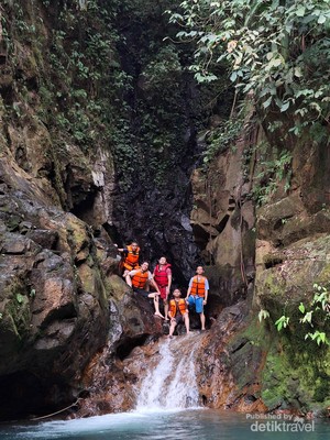 Perjalanan ke Curug Cibulao yang Menegangkan dan Tak Terlupakan
