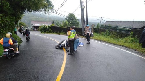 Unit Gakkum Satlantas Polres Tabanan saat mengecek kondisi motor korban yang jatuh dan terlindas truk di Jalan Utama Denpasar-Singaraja, Kecamatan Baturiti, Tabanan pada Rabu (19/3/2025) pagi.