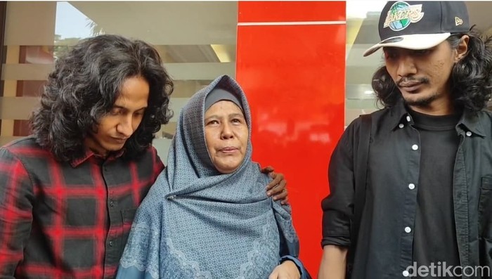 Vadel Badjideh ibunda bersama kakak-kakak Vadel Badjideh.