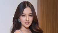 Veni Nur suka buat kostum panggung dengan konsep seksi elegan. (Foto: ist)
