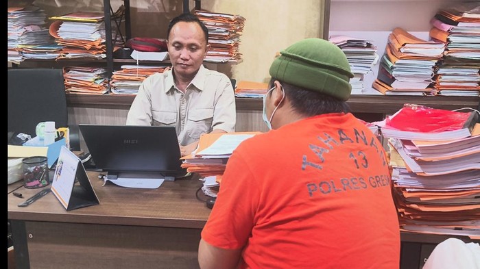 Pelaku penjual video porno AI wanita Gresik saat diperiksa