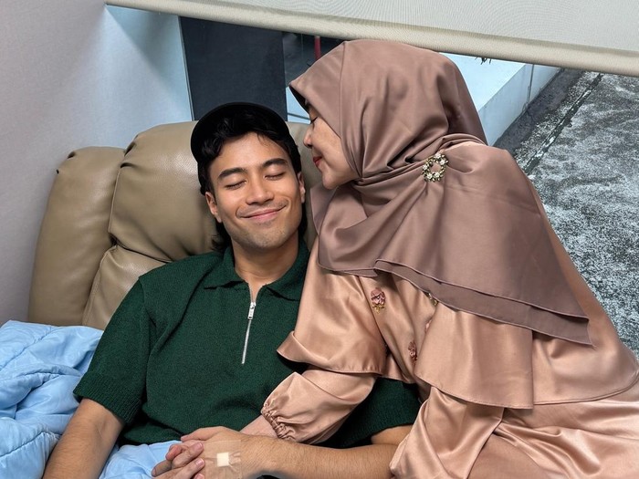 Vidi Aldiano menjalankan spa day di rumah sakit ditemani ibundanya.
