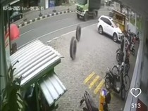 Brakk! 2 Ban Truk Menggelinding Hantam Warung di Prambanan Klaten