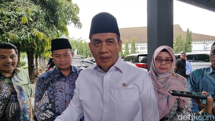 Wakil Menteri Agama (Wamenag) Romo H. R. Muhammad Syafii menyebut, Kementerian Agama tidak akan menjadikan pesantren dan madrasah terbengkalai untuk Sekolah Rakyat