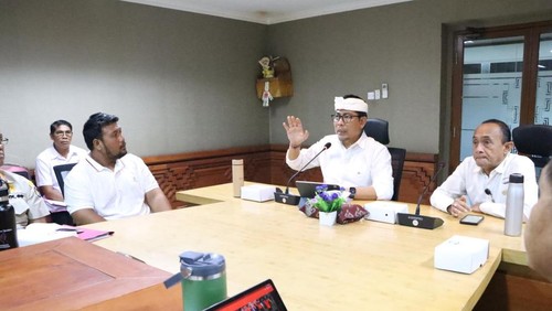 Wakil Wali Kota Denpasar, I Kadek Agus Arya Wibawa, memimpin technical meeting kesiapan Kasanga Festival 2025 di Graha Sewaka Dharma Lumintang, Rabu (19/3/2025). (Dok. Pemkot Denpasar)