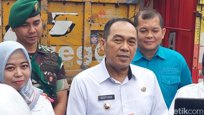 Wali Kota Cimahi Ngatiyana salurkan sembako Murah buat warga jelang idul fitri