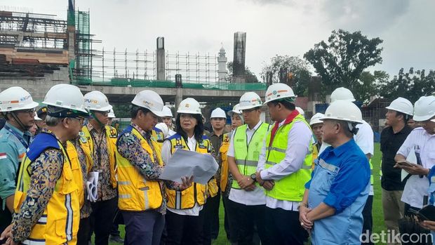 Wamen PU Diana Kusumastuti bersama Gubsu Bobby dan Walkot Rico meninjau revitalisasi Stadion Teladan Medan. (Nizar Aldi/detikSumut)