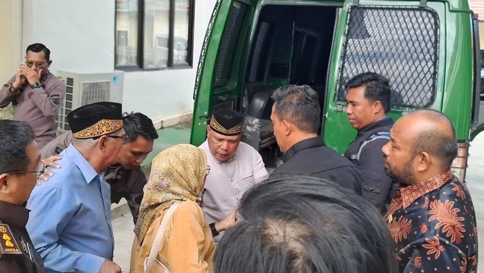 Warga Desa Telemow tersangka penyerobotan lahan dibawa ke Kejari Penajam Paser Utara (PPU).