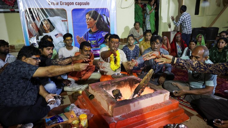 Warga India Rayakan Kembalinya Astronaut Suni Williams ke Bumi People celebrate after the splashdown of the SpaceX Dragon spacecraft and the safe return of U.S. astronaut Sunita Williams at her native village of Jhulasan in the western Indian state of Gujarat, India March 19, 2025. REUTERS/Amit Dave TPX IMAGES OF THE DAY