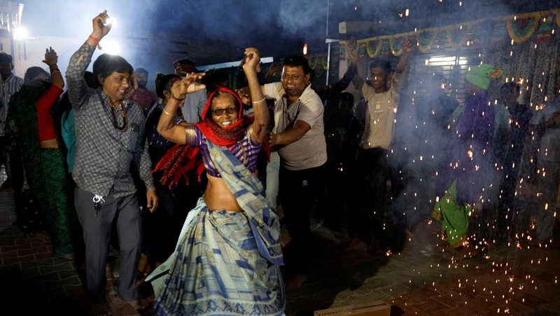 People celebrate after the splashdown of the SpaceX Dragon spacecraft and the safe return of U.S. astronaut Sunita Williams at her native village of Jhulasan in the western Indian state of Gujarat, India March 19, 2025. REUTERS/Amit Dave     TPX IMAGES OF THE DAY