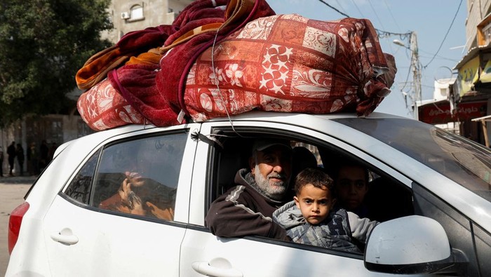 Warga Palestina Ngungsi Lagi Saat Israel Kembali Bombardir Gaza Palestinians make their way to flee their homes, after the Israel army issued evacuation orders for a number of neighborhoods, following heavy Israeli strikes, in Rafah in the southern Gaza Strip March 18, 2025. REUTERS/Hatem Khaled