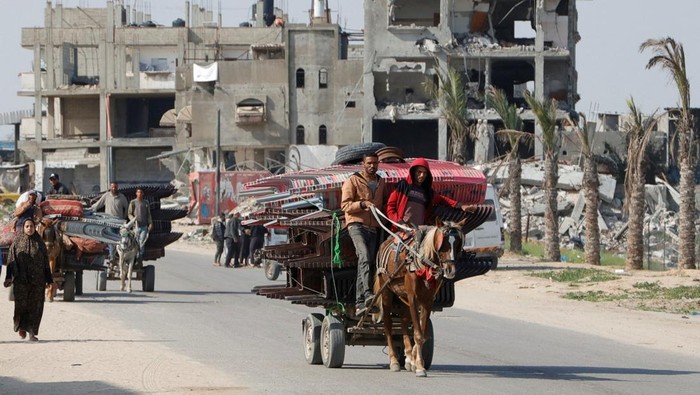 Palestinians make their way to flee their homes, after the Israel army issued evacuation orders for a number of neighborhoods, following heavy Israeli strikes, in Rafah in the southern Gaza Strip March 18, 2025. REUTERS/Hatem Khaled