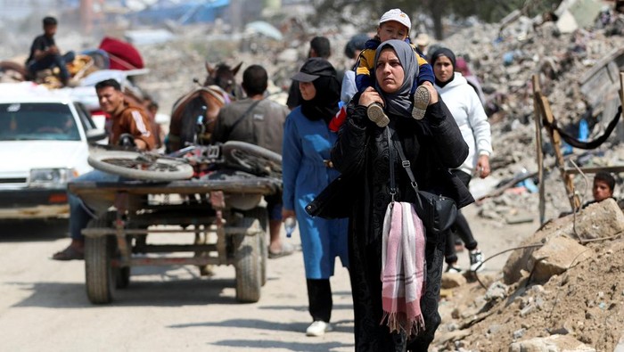 Warga Palestina Ngungsi Lagi Saat Israel Kembali Bombardir Gaza Palestinians make their way to flee their homes, after the Israeli army issued evacuation orders for a number of neighborhoods, following heavy Israeli strikes, in the northern Gaza Strip March 18, 2025. REUTERS/Mahmoud Issa
