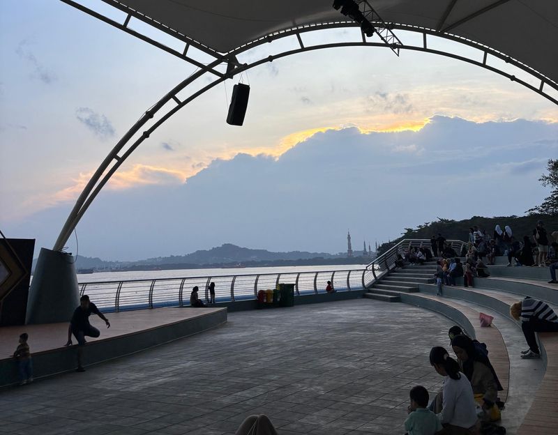 Warga sedang menikmati waktu ngabuburit di Teras Samarinda