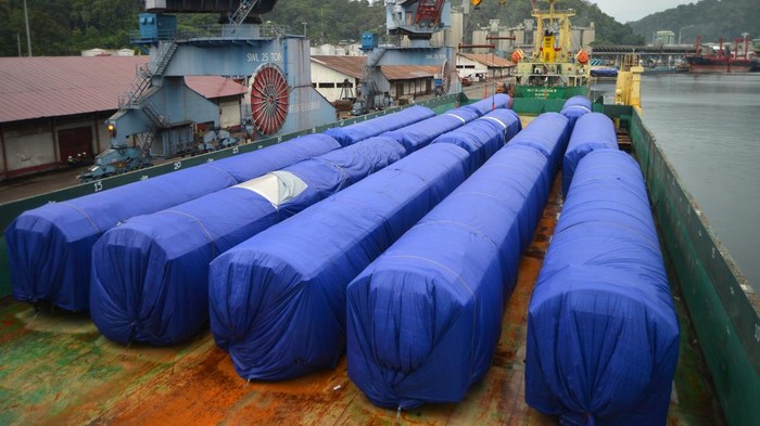 12 Unit Gerbong Kereta Tiba di Pelabuhan Teluk Bayur Padangereta di Padang Petugas PT Pelindo Regional 2 Teluk Bayur mengoperasikan crane memindahkan gerbong kereta api dari atas kapal di pelabuhan Teluk Bayur Padang, Sumatera Barat, Rabu (19/3/2025). PT Kereta Api Indonesia (Persero) Petugas PT Pelindo Regional 2 Teluk Bayur mengoperasikan crane bersiap memindahkan kereta api dari atas kapal di pelabuhan Teluk Bayur Padang, Sumatera Barat, Rabu (19/3/2025).Divisi Regional II Sumbar mendatangkan 12 unit kereta, terdiri dari 10 unit kereta penumpang dan 2 unit kereta pembangkit listrik untuk menambah frekuensi perjalanan KA Pariaman Ekspres. ANTARA FOTO/Iggoy el Fitra/Spt.
