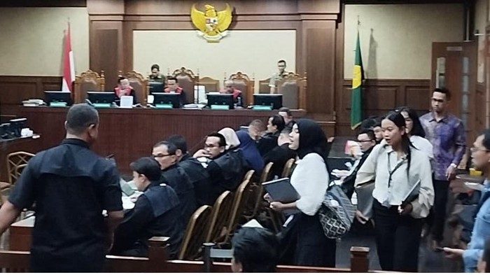 4 pengacara Tom Lembong ditegur hakim gegara tak pakai toga (Mulia/detikcom)