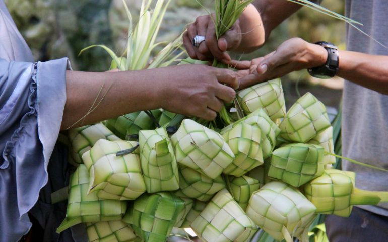 5 Tradisi Makan Saat Lebaran, Ada Makmeugang hingga Binarundak