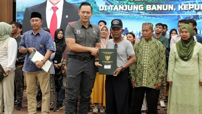 Menteri Koordinasi Infrastruktur dan Pembangunan Kewilayahan Agus Harimurti Yudhoyono (AHY), atas nama Presiden Republik Indonesia menyerahkan secara langsung Sertifikat Hak Milik (SHM) kepada 68 kepala keluarga warga rempang,