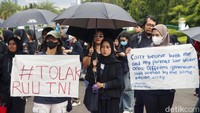 Aktivis Jaringan Solidaritas Korban untuk Keadilan menggelar aksi Kamisan di depan Istana Merdeka, Kamis (20/3/2025).