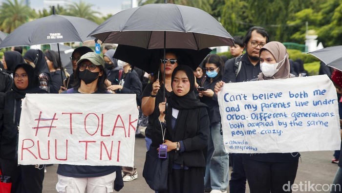 Aksi Kamisan ke-856 Aktivis Jaringan Solidaritas Korban untuk Keadilan Sumarsih (kanan) bersama sejumlah aktivis mengikuti Aksi Kamisan ke-856 di depan Istana Merdeka, Jakarta, Kamis (20/3/2025). Aksi tersebut menuntut pemerintah agar menuntaskan kasus pelanggaran HAM di masa lalu dan membuat kebijakan yang dapat melindungi hak-hak sipil.