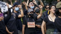 Aktivis Jaringan Solidaritas Korban untuk Keadilan menolak RUU TNI.