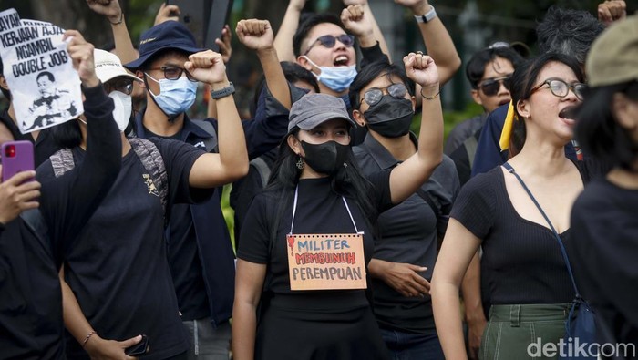 Aktivis Jaringan Solidaritas Korban untuk Keadilan Sumarsih (kanan) bersama sejumlah aktivis mengikuti Aksi Kamisan ke-856 di depan Istana Merdeka, Jakarta, Kamis (20/3/2025). Aksi tersebut menuntut pemerintah agar menuntaskan kasus pelanggaran HAM di masa lalu dan membuat kebijakan yang dapat melindungi hak-hak sipil.