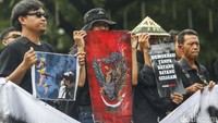 Aktivis Jaringan Solidaritas Korban untuk Keadilan menuntut pemerintah menuntaskan kasus pelanggaran HAM di masa lalu.  