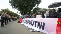 Aksi ini mendapat penjagaan dari aparat kepolisian.  