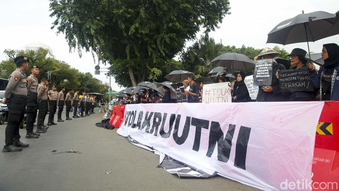 Aktivis Jaringan Solidaritas Korban untuk Keadilan Sumarsih (kanan) bersama sejumlah aktivis mengikuti Aksi Kamisan ke-856 di depan Istana Merdeka, Jakarta, Kamis (20/3/2025). Aksi tersebut menuntut pemerintah agar menuntaskan kasus pelanggaran HAM di masa lalu dan membuat kebijakan yang dapat melindungi hak-hak sipil.