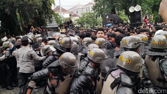 Suasana massa BEM se-Semarang Raya terlibat aksi saling dorong dengan aparat kepolisian di DPRD Jateng, Kelurahan Mugassari, Kecamatan Semarang Selatan, Kota Semarang, Kamis (20/3/2025).