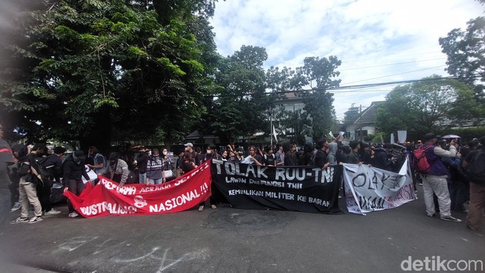 Aksi unjuk rasa menolak RUU TNI di depan Gedung DPRD Jawa Barat, Jalan Diponegoro Kota Bandung, Kamis (20/3/2025).