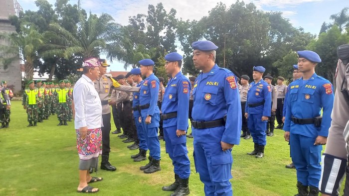 Apel gelar pasukan Operasi Ketupat Agung 2025 di Lapangan Ngurah Rai Taman Kota Singaraja, Buleleng, Kamis (20/3/2025). (Wijaya Kusuma/detikBali)