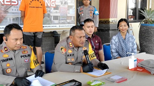 Artis dan model Indah Kalalo mengambil motornya yang dicuri sopir pribadi ke Polres Badung, Bali, Kamis (20/3/2025).  (Dok. Polres Badung)